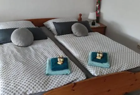 In 2 Erw Und 2 Hirschau